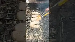Еда шашлыки из колбасок с рубленым мясом 