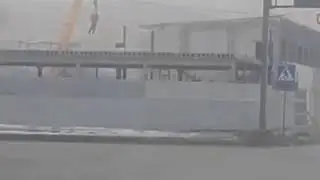 На видео засняли раскачивающегося на строительном кране мужчину в Уральске