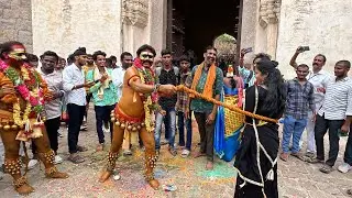 Potharaju Beating at Golconda Bonalu 2023 | Old City Vijay Potraj beating TV 9 Anchor | Bonalu 2023