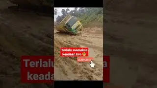 truk terguling di tengah lumpur 😱 