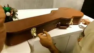 Reynmen kendine gelen gitarın kutu açılımını yapıyor
