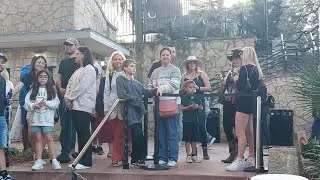 Самое популярное место Сан Антонио набережная River Walk.  В очереди на кораблик.