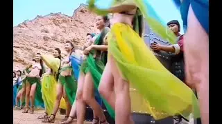 两军对阵却让性感美女打头阵，美腿飞吻打的敌人溃不成军
