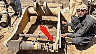 Amazing process A Teacher skill in straightening crooked caterpillar loader of boom