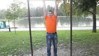 Мужской фитнес: Подтягивание на турнике, приседания на свежем воздухе в парке 