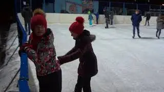 Дети катаются на коньках! Хорошо, что зимой есть лёд!