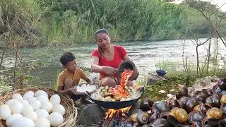 Cooking duck egg with boy , Shrimp soup spicy delicious with Mushroom, Catch Snail to Boiled