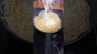Спагетти с сыром и черным перцем