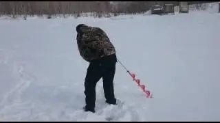 Случай на рыбалке бурение льда