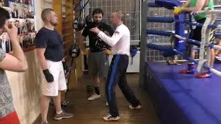 Pendulum footwork in boxing.