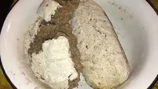 Выпекание хлеба в миске в печи на углях