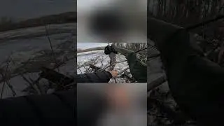 Выбрались  на берег с оторванной льдины | рыбалка в России | 