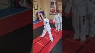 Тренировка по каратэ с детьми, разминка. Karate training with kids, warm up. 