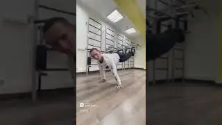 Без ног по турникам, а потом отжимания. Респект!