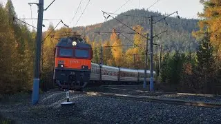 Проходящие поезда в Сибири на перегоне Турма - Вихоревка Восточно-Сибирской жд золотой осенью.