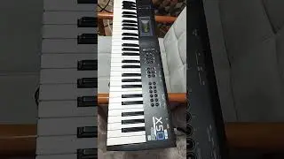 O menor Teclado do mundo Com PUNCH de derrubar O PA do show.KORG X5D