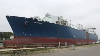 Huge LNG Special Ship NEPTUNE | Spectacular Departure from the Small Port of Lubmin / Germany