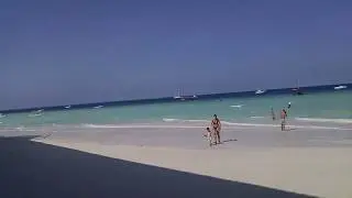 Занзибар, пример отлива и прилива Индийского океана в течение одного дня в Amaan Beach Bungalows.