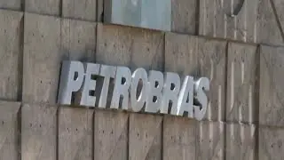 Petrobras pressiona e Ibovespa fecha em baixa | AFP