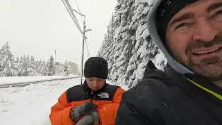 Сорок лет не было такого снегопада  .Парни пробрались на дачу. Поломаны деревья и оборваны провода.