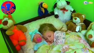 ✔ Девочка Ярослава меняет подгузники Кукле Беби Борн / We change diapers of Baby Born Doll ✔