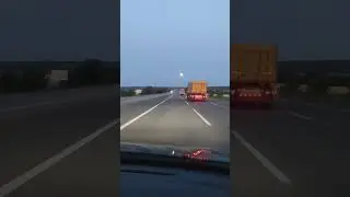Луна ведет нас домой.