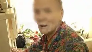Бабка агрессор нападает на соседей (Видео наоборот Reverse)