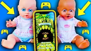 куклы пупсики артёмка и амелия играют в игру