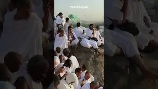 Les pèlerins du Hajj escaladent le Mont Arafat