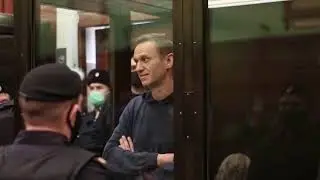 Navalny sentenced, draws heart on a glass cage for wife Yulia