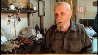 Пенсионер живет в гараже