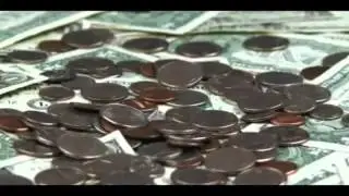 Монеты падают на купюры.Футаж HD.