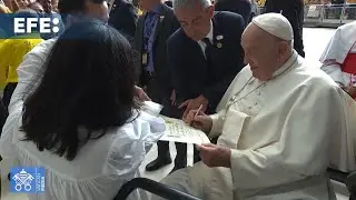 El papa celebró misa para 50.000 personas ante la imponente arquitectura de Singapur