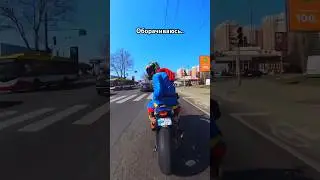 Классный костюмчик.. Реакция пацанов на СуперМена на мотоцикле😂