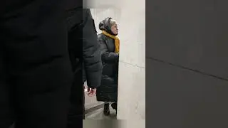 ШОК КОНТЕНТ! Удалось поймать молдавскую цыгу, которая приводит деда на точку, забирает часть выручки