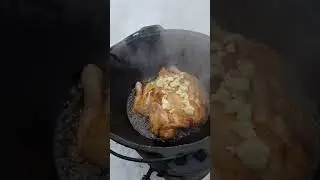 Еда курица в раскалённом масле с чесноком 