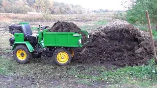 Мини Т-16 удобряет почву навозом./Mini T-16 fertilizes the soil with manure.