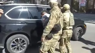 В Оше задержали сотрудника Налоговой службы