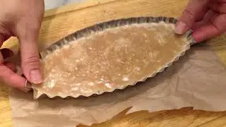 Режем кусочками вареный сахар на молоке