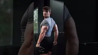 Teen bodybuilder / showing his pumped muscle 