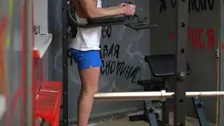 Подъем ног в висе