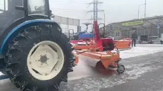 КОРЕЙСКИЙ ТРАКТОР УБИРАЕТ СНЕГ ЩЕТКОЙ  LS MTRON  R 50 Южная Корея