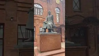 Чокан Валиханов у Консульства Республики Казахстан в городе Омск