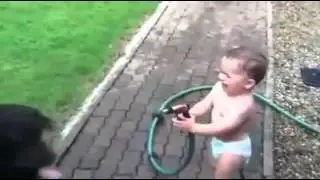 Sevimli bebeği izlerken gülmemek mümkün değil :))