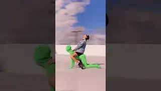 El hombre verde va mas rapido que las motos😂 quieren ver el resultado? #greenscreen #pantallaverde