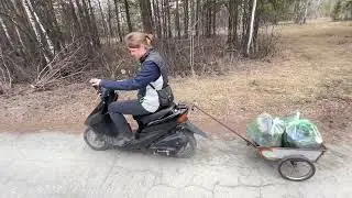 Уборка леса на дачах весенний субботник вожу мусор на мопеде в прицепе